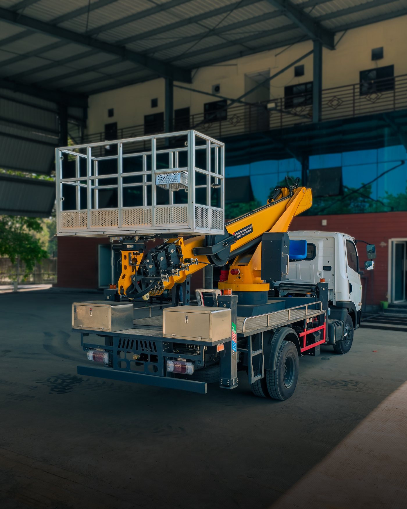 APJ crane in port shipyard maintenance