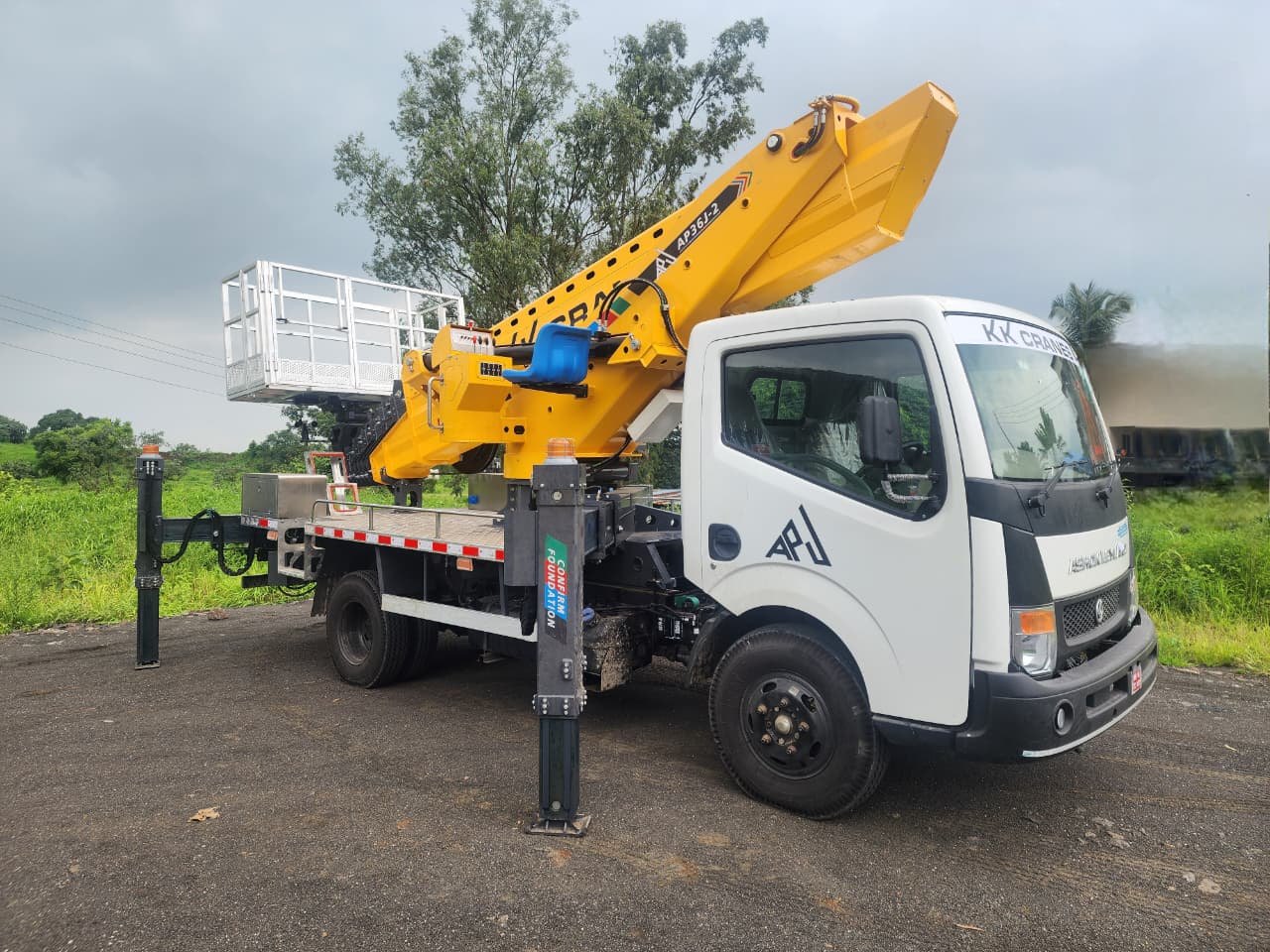 APJ truck mounted lift on commercial building glazing